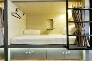 Postel nebo postele na pokoji v ubytování The Cube Hostel Silom