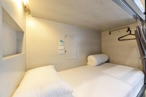 Postel nebo postele na pokoji v ubytování The Cube Hostel Silom