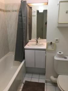 Ένα μπάνιο στο Studio avec balcon sur jardin et parking privé