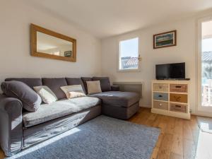 ein Wohnzimmer mit Sofa und Fernseher in der Unterkunft Apartment Maison de l'océan-7 by Interhome in Capbreton