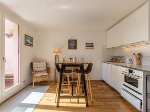 eine Küche mit Tisch und Stühlen in einem Zimmer in der Unterkunft Apartment Maison de l'océan-7 by Interhome in Capbreton