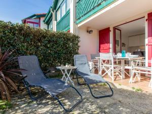 eine Gruppe von Stühlen und Tischen auf einer Terrasse in der Unterkunft Apartment Maison de l'océan-7 by Interhome in Capbreton