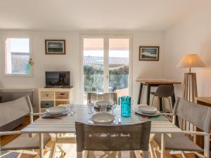 ein Esszimmer mit Tisch und Stühlen in der Unterkunft Apartment Maison de l'océan-7 by Interhome in Capbreton + 25 Fotos