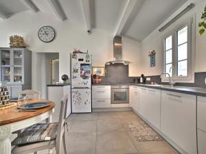 Η κουζίνα ή μικρή κουζίνα στο Holiday Home Le Mimosa by Interhome