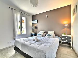 Ένα ή περισσότερα κρεβάτια σε δωμάτιο στο Holiday Home Le Mimosa by Interhome
