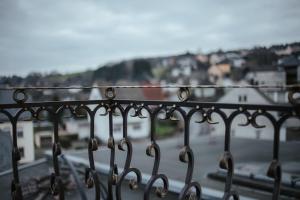 un balustrade en métal sur un balcon avec vue sur la ville dans l'établissement NEU! The LOFT, à Hettenrodt