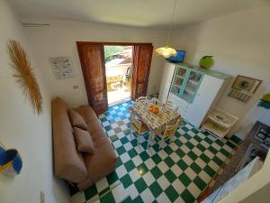 an aerial view of a living room with a couch and a table at Casa Maci in Torre Dei Corsari