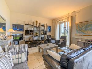 un soggiorno con un divano e un tavolo di Holiday Home Maison du Port by Interhome a Locmariaquer