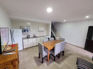 a kitchen and dining room with a table and chairs at Punto Mar in Balneario Claromecó