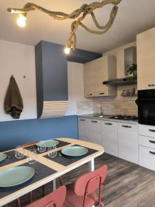 eine Küche mit einem Tisch und Stühlen im Zimmer in der Unterkunft Appartamento - Centro Storico in Savigliano