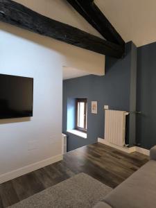 ein Wohnzimmer mit einem Flachbild-TV an der Wand in der Unterkunft Appartamento - Centro Storico in Savigliano
