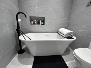 Bathroom sa Tranquil Oasis in Gravesend - Private Rooms