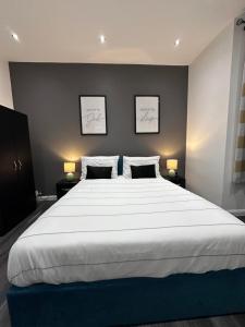 เตียงในห้องที่ Tranquil Oasis in Gravesend - Private Rooms