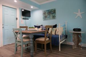 a room with a table and chairs and a bed at Barra Villa Resort House II in Fort Myers