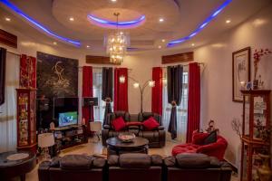 un salon avec une lumière bleue au plafond dans l'établissement Simaza Villa, à Kigali