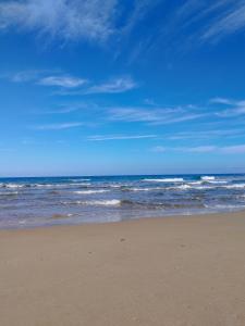 コッキニ・カニオンにあるAnasa Luxury Villasの海を背景に広がる砂浜