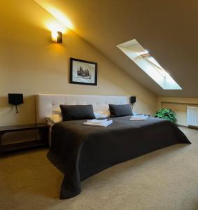 um quarto com uma cama grande com duas toalhas em Penzion Villa Regia em Košice