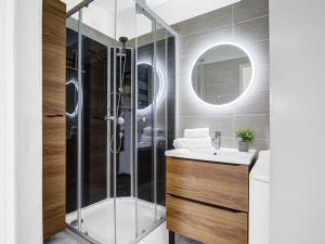 bagno con doccia e lavandino di Apartment Central Park by Interhome a Canet-en-Roussillon