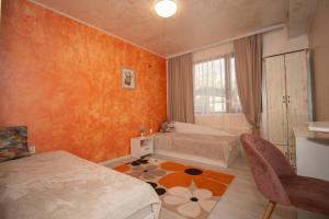 a small bedroom with two beds and a window at Kozareva Guest House 2 Козаревата Къща За Гости 2 in Dobrogled