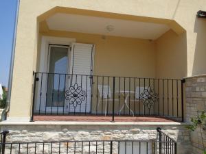 een balkon met een smeedijzeren hek en een tafel bij Apartment Villa Ester-3 by Interhome in Umag