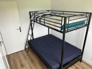 Etagenbett in einem Zimmer mit blauer Matratze in der Unterkunft Maison Au Bout Du Pre in Goulven