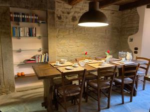 una sala da pranzo con tavolo e sedie in legno di Ca' Nobili - Charming Country House a Vetto