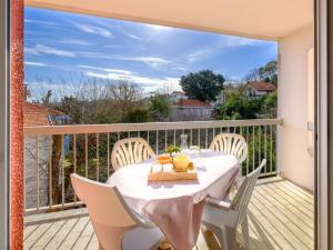 balcón con mesa y sillas en la terraza en Apartment Arguin II-10 by Interhome, en Arcachon