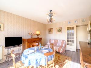 Una sala de estar con una mesa y un televisor. en Apartment Arguin II-10 by Interhome, en Arcachon 13 fotos más