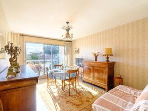 1 dormitorio con mesa y comedor en Apartment Arguin II-10 by Interhome, en Arcachon