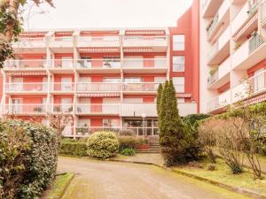 una calle vacía frente a un edificio de apartamentos en Apartment Arguin II-10 by Interhome, en Arcachon