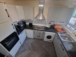 uma pequena cozinha com um fogão e um lavatório em Cozy room Central London - zone 2 - Stockwell em Londres
