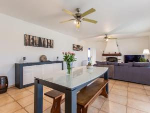 sala de estar con mesa y sofá en Holiday Home Océane by Interhome, en Saint-Martin-de-Seignanx