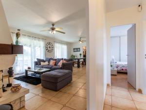 una sala de estar con un sofá y una mesa en Holiday Home Océane by Interhome, en Saint-Martin-de-Seignanx