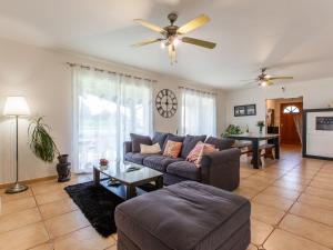 Una sala de estar con un sofá y un ventilador de techo. en Holiday Home Océane by Interhome, en Saint-Martin-de-Seignanx 23 fotos más
