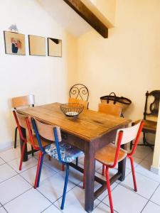 tavolo da pranzo in legno con 4 sedie di La Sigeannaise - Maison familiale près des commerces et des plages a Sigean
