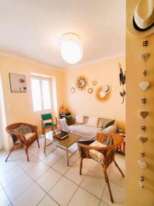 a living room with a couch and a table at La Sigeannaise - Maison familiale près des commerces et des plages in Sigean