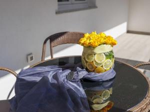 una mesa con un jarrón con flores. en Apartment Villa Amra-5 by Interhome, en Poreč