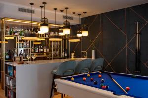 - un bar avec un billard dans la chambre dans l'établissement Dubrovnik luxury apartments, à Dubrovnik