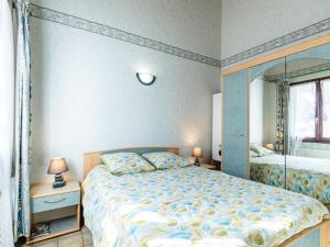 Un dormitorio con una cama grande y un espejo. en Holiday Home Lutins 5 by Interhome, en Les Mathes