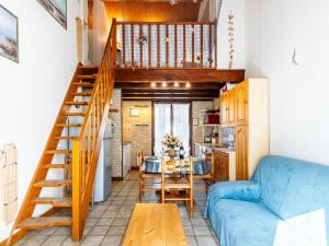 sala de estar con escalera y sofá azul en Holiday Home Lutins 5 by Interhome, en Les Mathes