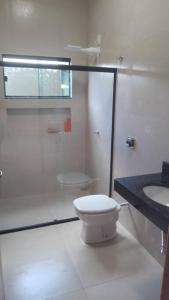 MaracajuにあるCasa super-aconchegante.のトイレと洗面台を備えた白いバスルーム