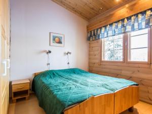 um quarto com uma cama e uma janela em Holiday Home Villa paasisalo by Interhome em Siilinjärvi