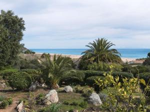 un jardín con vistas a la playa en Holiday Home Casa Paulka by Interhome, en Sainte-Lucie de Porto-Vecchio 44 fotos más
