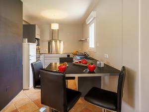 une cuisine avec une table et des chaises dans l'établissement Holiday Home Ty Maez by Interhome, à Plonéour-Lanvern