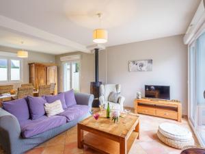 - un salon avec un canapé violet et une table dans l'établissement Holiday Home Ty Maez by Interhome, à Plonéour-Lanvern