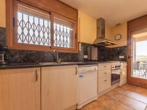 uma cozinha com um lavatório e uma janela em Holiday Home Jose Ramon by Interhome em Vespellá