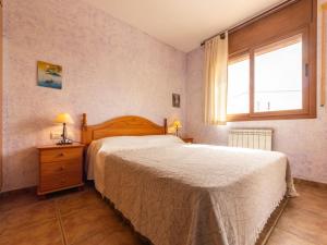 Un dormitorio con una cama grande y una ventana en Holiday Home Jose Ramon by Interhome, en Vespellà