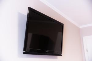 TV de pantalla plana colgada en la pared en 108 VILLA en Sînmartin