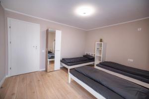 1 dormitorio con 2 camas y espejo en 108 VILLA en Sînmartin