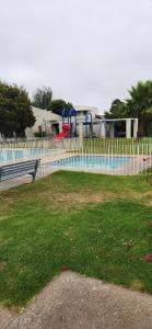 um parque com uma cerca e um parque infantil em Dpto en Condominio Oceanic La Serena em La Serena